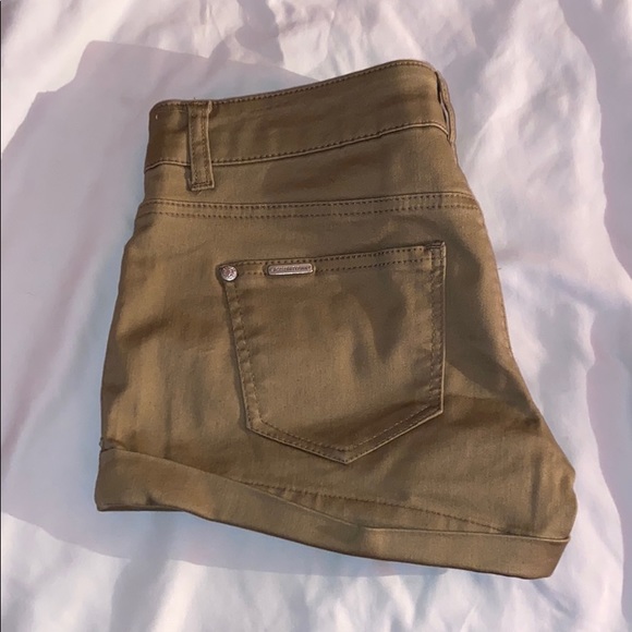 Khaki shorts - Picture 2 of 3